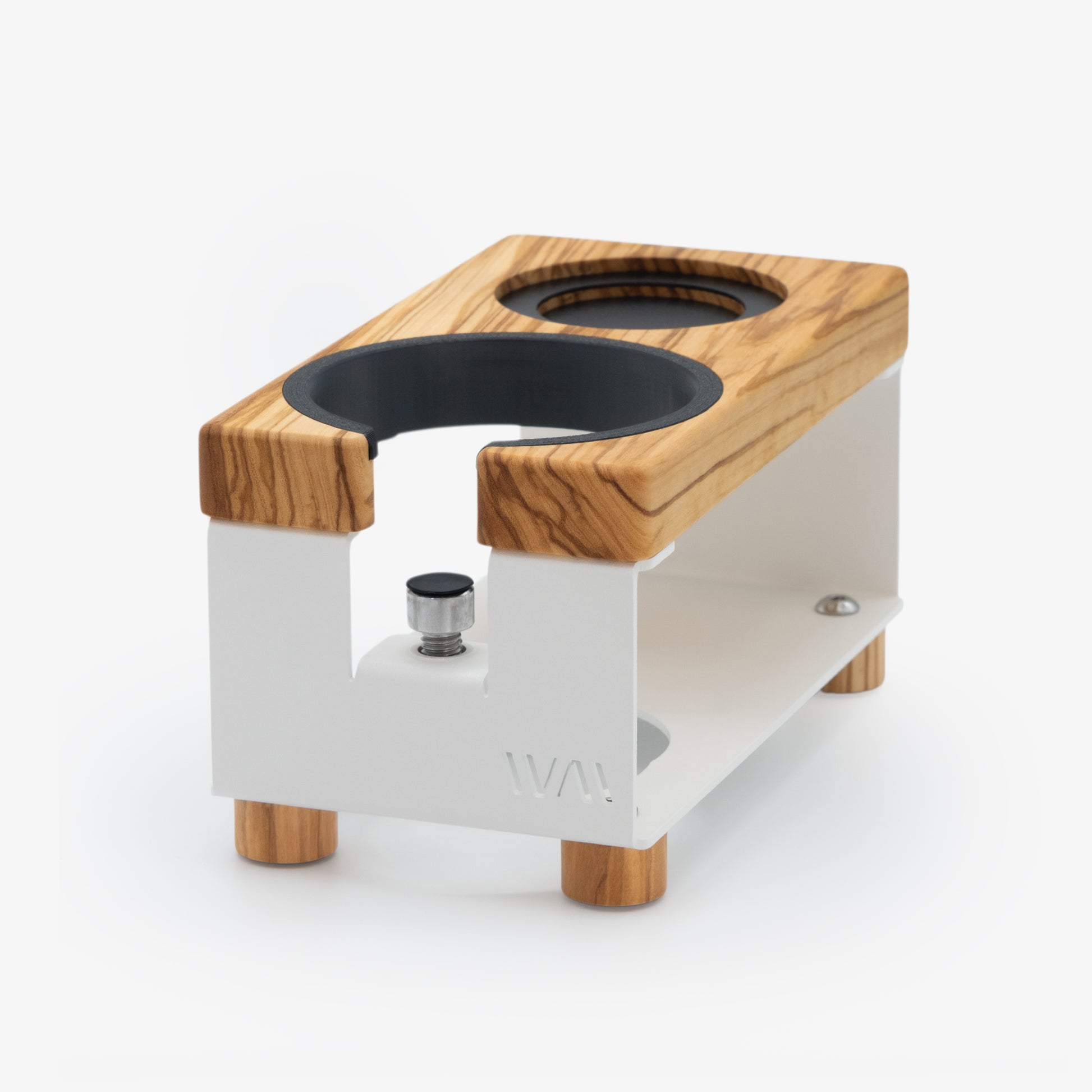 Tamperstation Lang aus pulverbeschichtetem Edelstahl in Weiß mit Olivenholz-Elementen