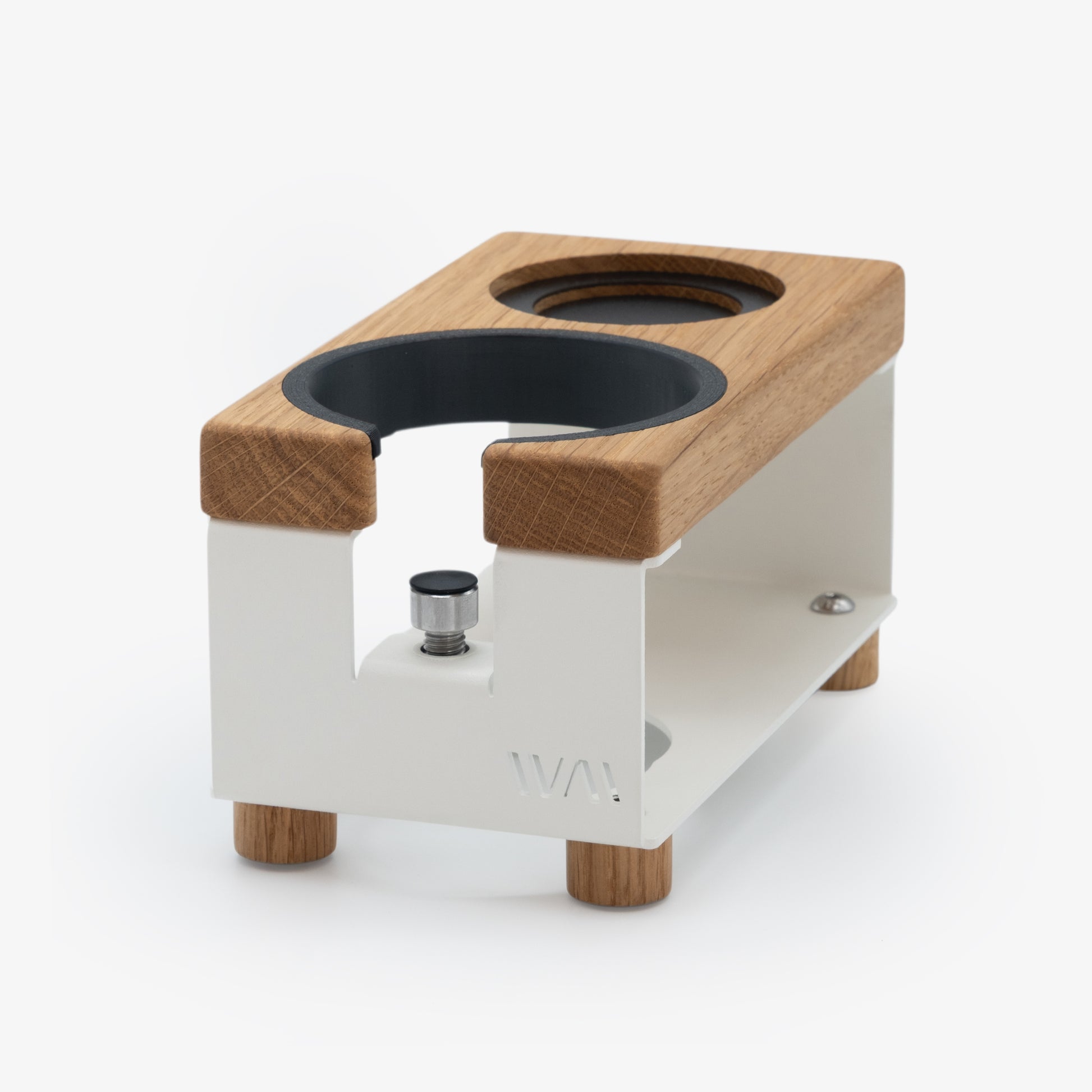 Tamperstation Lang aus pulverbeschichtetem Edelstahl in Weiß mit Eichenholz-Elementen